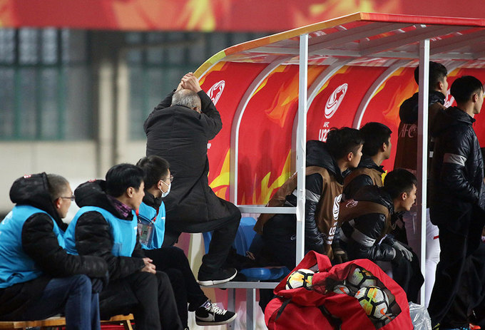 HLV Park Hang-seo nép sau khu kỹ thuật, vì quá căng thẳng cuối trận